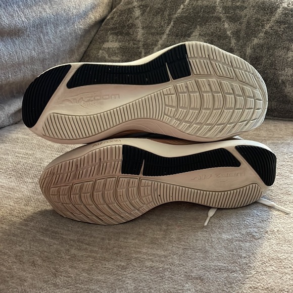 Practically brand new Women’s Nike Zoom Winflo - Picture 3 of 8